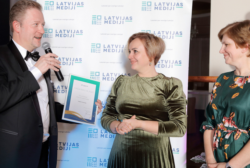 Daudzi jo daudzi iemīļojuši izdevniecības Latvijas Mediji izdotās grāmatas. Tas šogad vainagojies ar balvu Gada pelnošākā struktūrvienība. Uzņēmuma "Latvijas Mediji" valdes priekšsēdētājs Guntars Kļavinskis pasniedz balvu izdevniecības direktorei Kristīnei Kirkilai un izdevniecības redaktorei Lindai Kusiņai.