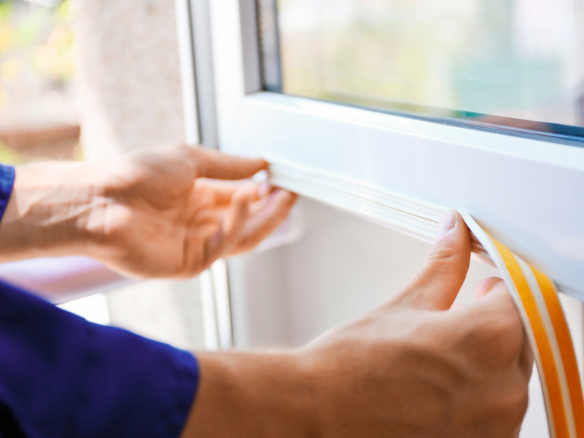 Blīvgumiju liek tikai iekšējai loga vērtnei.