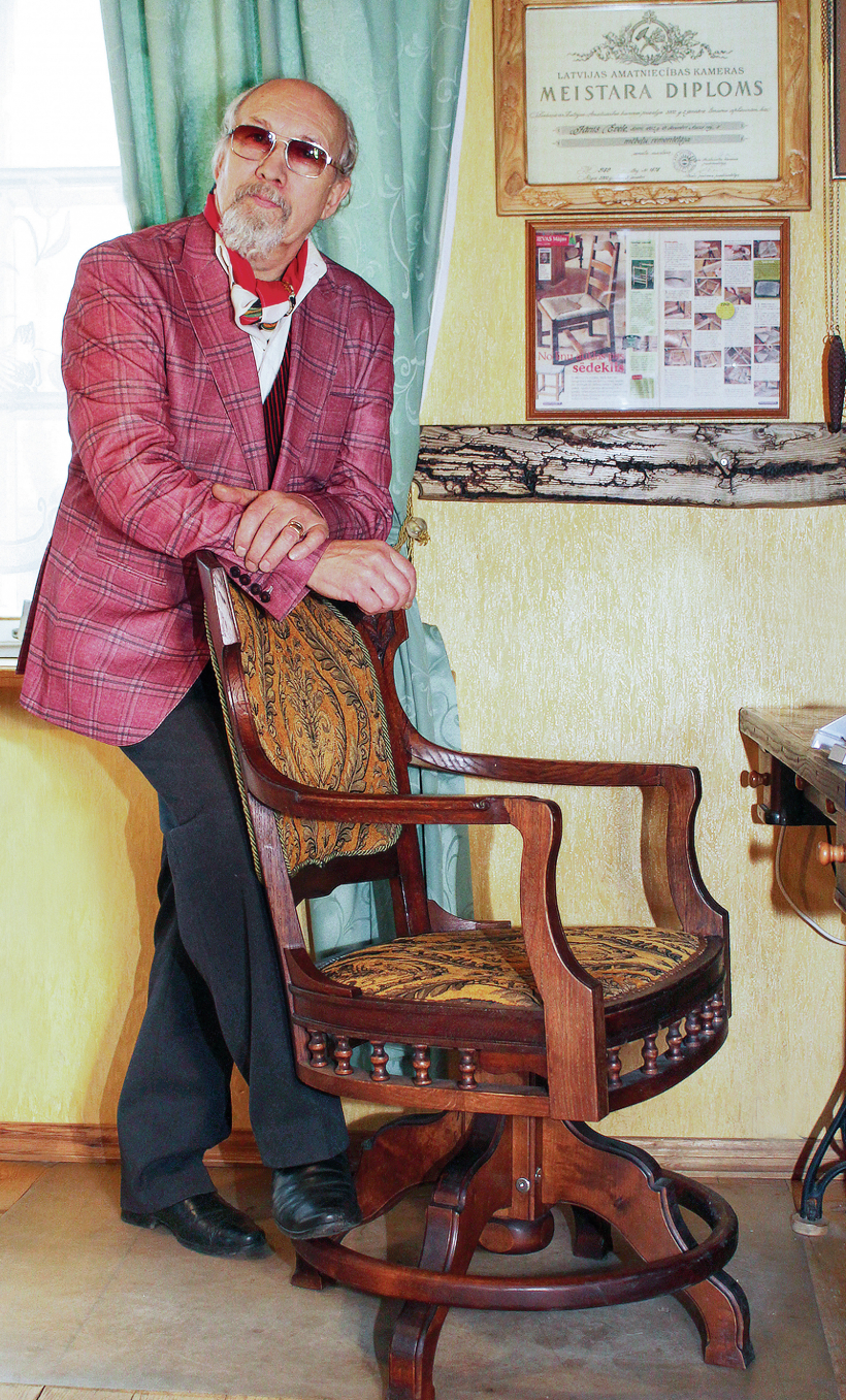 Meistars pie sava gandrīz no jauna darinātā datora krēsla.