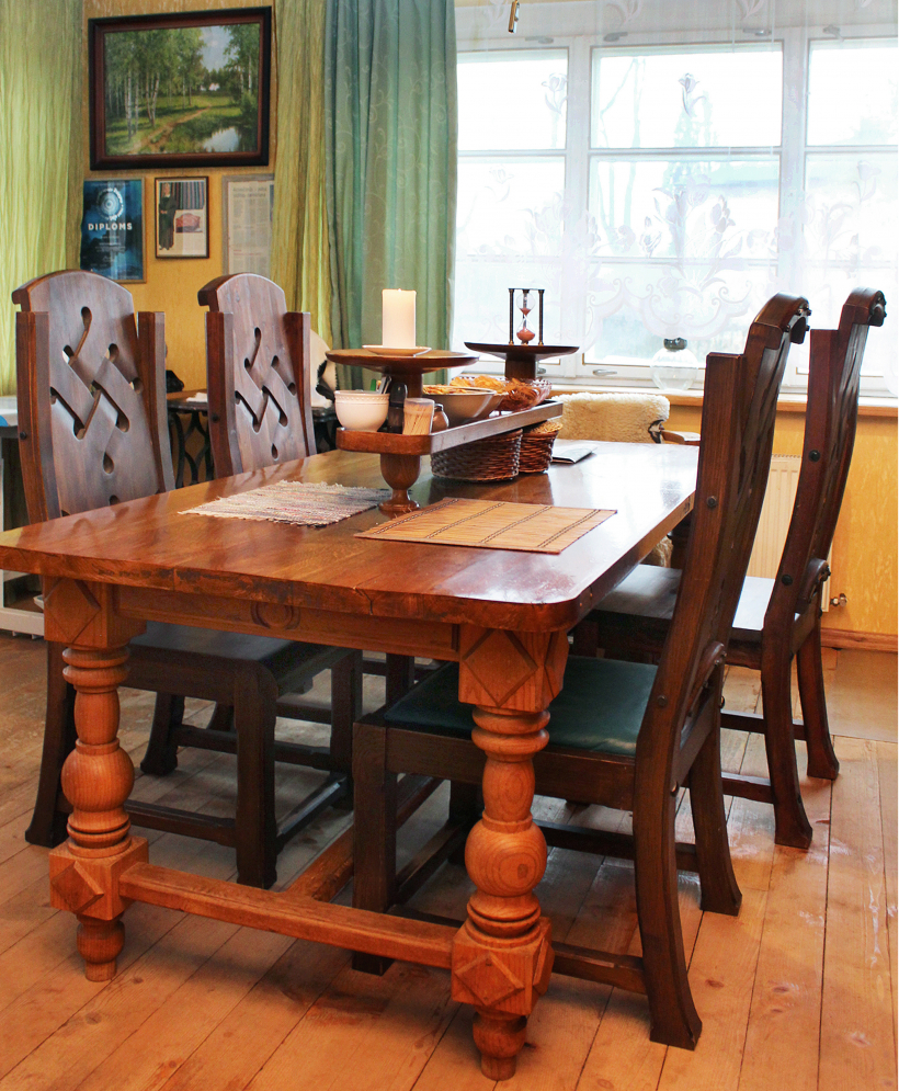 “Rustikas” stila krēsli ar ozolkoka galdu veido skaistu ansambli.