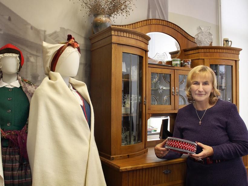 Viens no lielākajiem Jāņa Ēveles veikumiem ir šī Dagnijai Kupčei (attēlā) atjaunotā bufete, kas lepni gozējas viņas aušanas darbnīcā “Vēverīšas”. “Bufete bija ļoti sliktā stāvoklī, bet vēlējos to atjaunot,” atceras Dagnija.