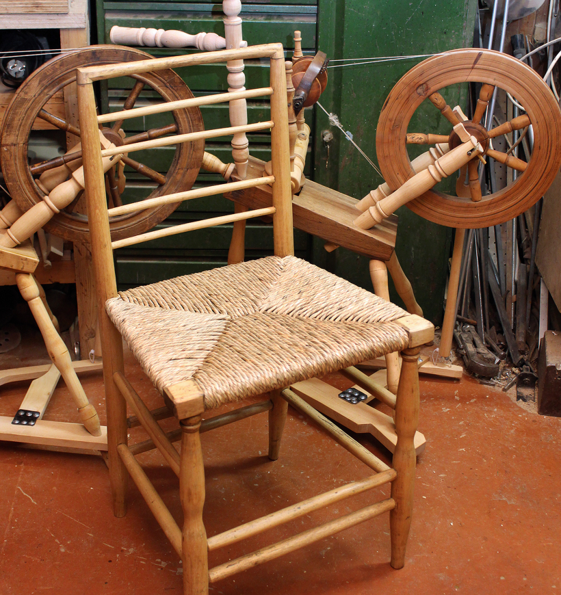 Darbnīcā atrodas atjaunotais Vidzemes krēsls, bet vērpjamie ratiņi vēl gaida savu kārtu.