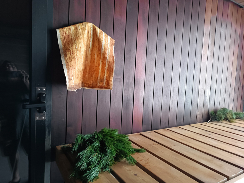 Bišu sedziņa ir nolipusi ar propolisu un vasku, tāpēc ir tik aromātiska. Pirts siltumā propoliss sāk tīkami smaržot un izdala ēteriskās eļļas, kas palīdz saaukstēšanās slimību profilaksei.