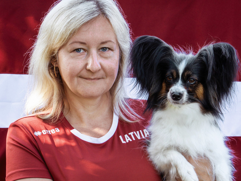Kinoloģe, suņu masiere un apmācību trenera kandidāte adžiliti sporta veidā Sanita Vovere.