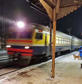Kamēr jaunajiem vilcieniem "bērnu niķi un slimības", Dzelzceļa muzeja cienīgie eksponāti Latvijā kust un kalpo. "RVR" elektrovilciens pirmdienas aukstajā vakarā Ogres stacijā.