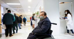 Pacients gaida kārtu kādā veselības centrā Spānijas pilsētā Valensijā. "Masku valkāšana ir veselajā saprātā, zinātniskajos pierādījumos balstīts un sabiedrības plaši atbalstīts pasākums," sacījusi Spānijas veselības ministre Monika Garsija.
