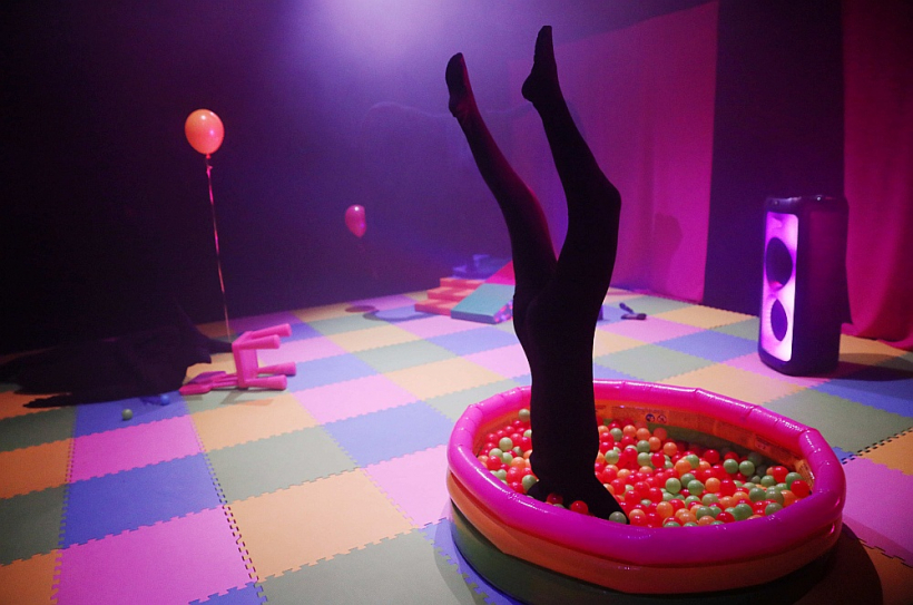 Ja izrādē "Gaiši zilais punkts" jāizceļ visiespaidīgākais un savdabīgākais, tad tā ir kustību režija, kuru atbalsta trokšņi.