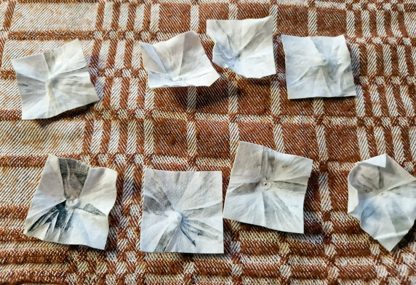 Netīrās lupatiņas pēc tīrīšanas ar pastu.