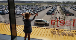 Automašīnu pieplūdums IKEA atklāšanas dienā – tās tika novirzītas pat Dreiliņu pļavās, vietā, kur šobrīd slejas lielveikals "Sāga", 2018.