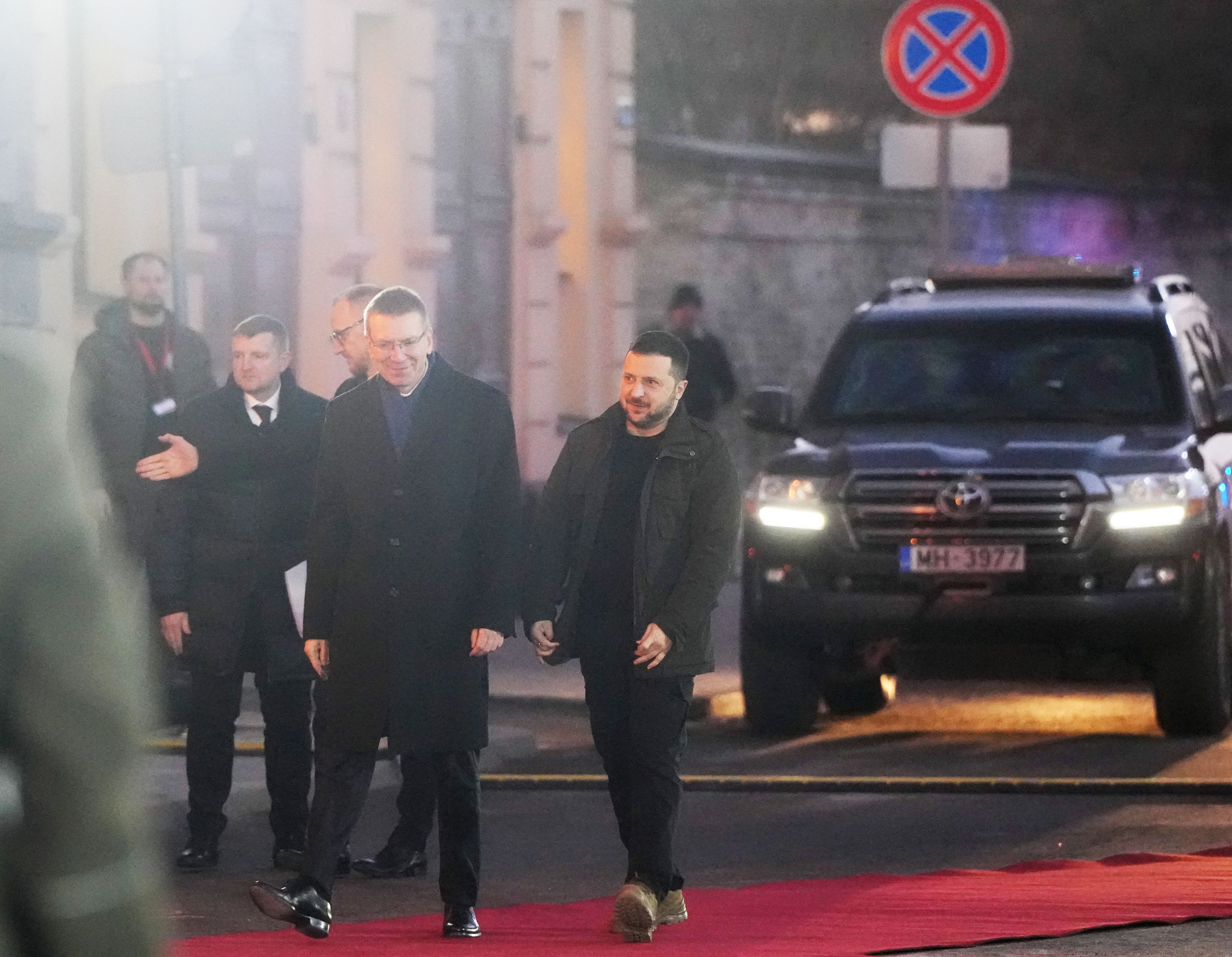 Valsts prezidents Edgars Rinkēvičs sagaida Ukrainas prezidentu Volodimiru Zelenski pie Rīgas pils.
