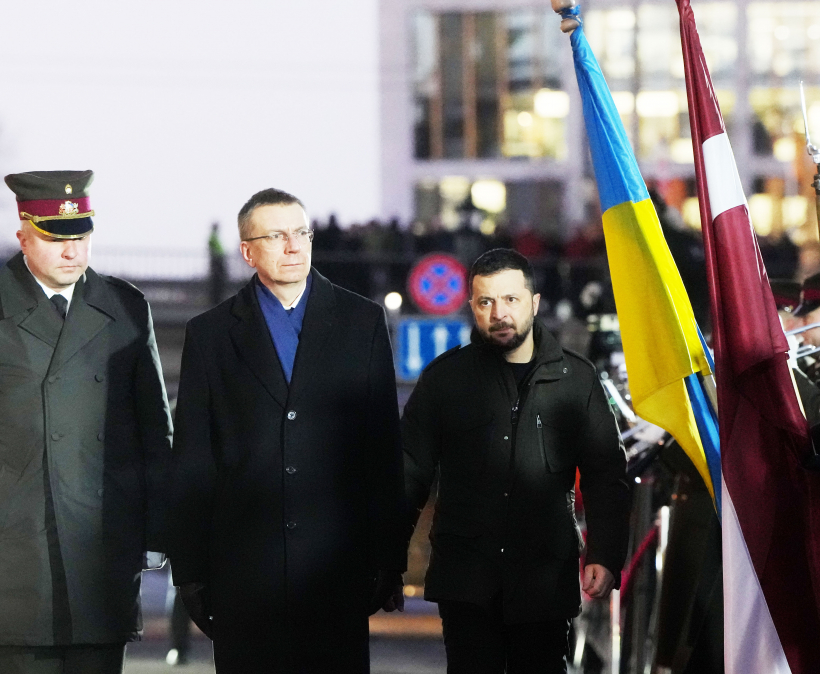 Valsts prezidents Edgars Rinkēvičs sagaida Ukrainas prezidentu Volodimiru Zelenski pie Rīgas pils.