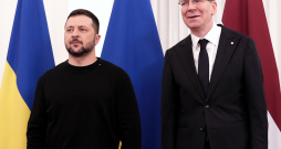 Latvijas Valsts prezidents Edgars Rinkēvičs (no labās) un Ukrainas prezidents Volodimirs Zelenskis tikšanās laikā Rīgas pilī.