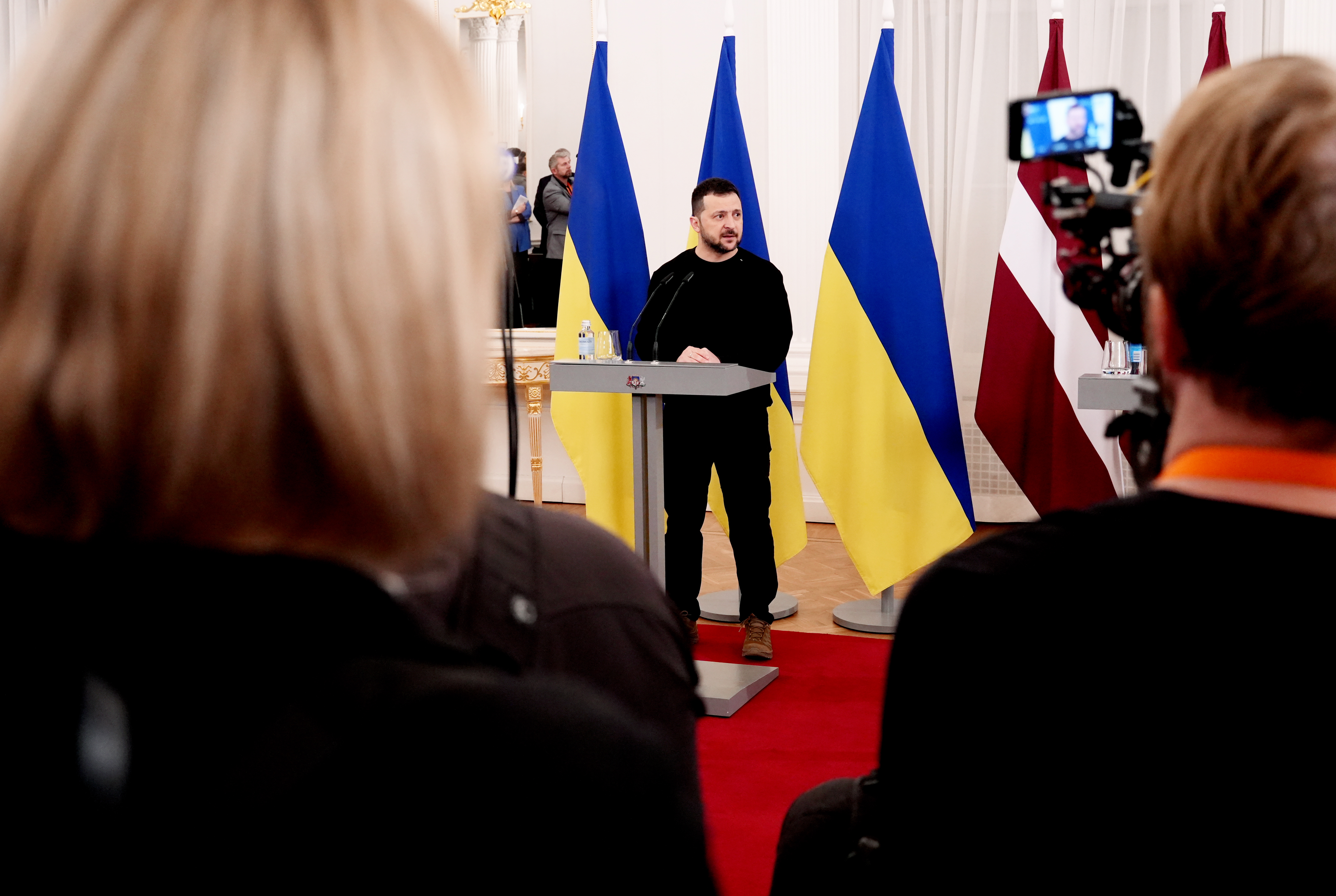 Ukrainas prezidents Volodimirs Zelenskis piedalās preses konferencē pēc tikšanās ar Latvijas Valsts prezidentu Rīgas pilī.
