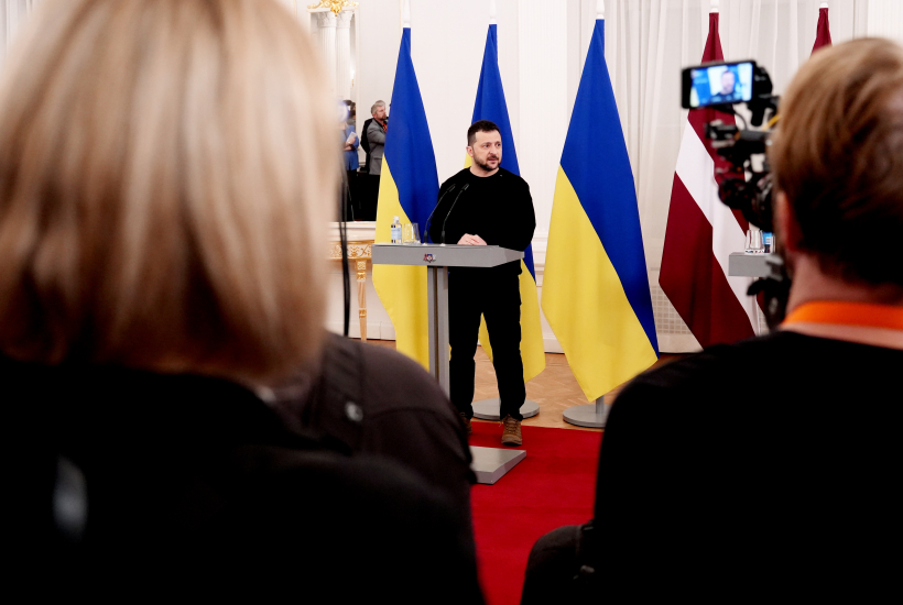 Ukrainas prezidents Volodimirs Zelenskis piedalās preses konferencē pēc tikšanās ar Latvijas Valsts prezidentu Rīgas pilī.