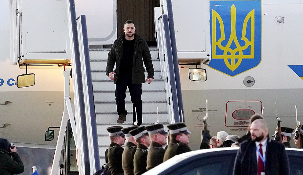 Ukrainas prezidents Volodimirs Zelenskis ierodas Rīgas lidostā.