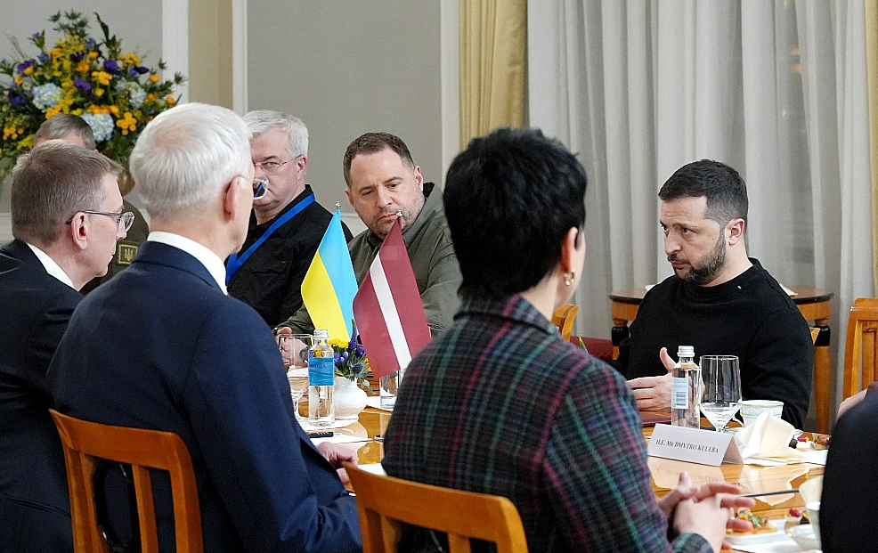 Volodimira Zelenska (no labās) un Ukrainas delegācijas pārstāvju tikšanās Rīgas pilī ar Latvijas delegāciju.