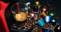 Jaunā Nīderlandes kafijas ražotāju organizācija "KCR-NL", kas iecerējusi aktivizēt izlietoto kafijas kapsulu savākšanu, cer, ka gadā šādi varētu izdoties savākt 1,5 miljonus kilogramu alumīnija, ko tad varētu pārstrādāt atkārtoti.