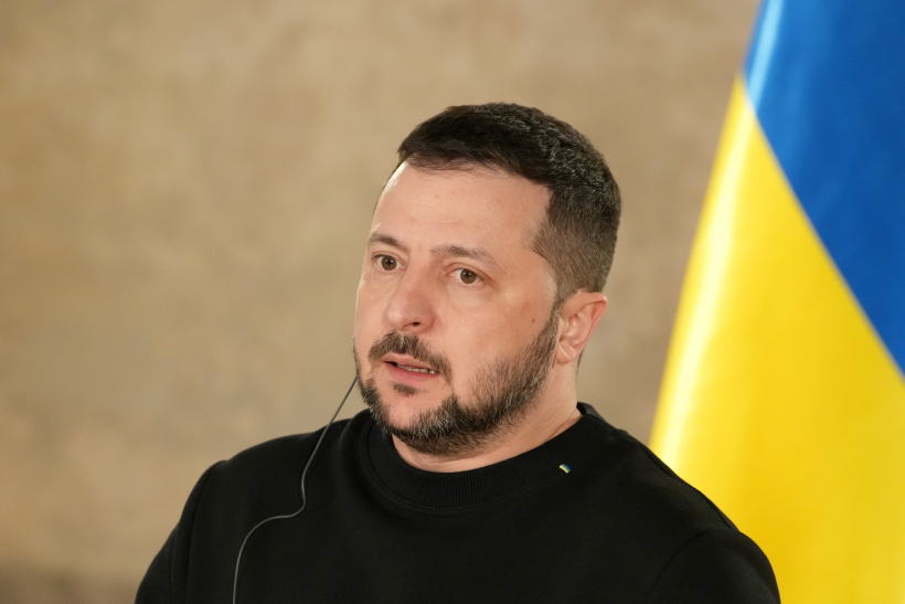 Ukrainas prezidents Volodimirs Zelenskis tikšanās laikā ar žurnālistiem Rīgas pilī.