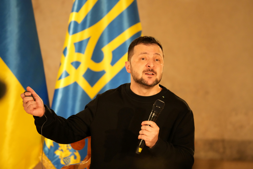 Ukrainas prezidents Volodimirs Zelenskis tikšanās laikā ar žurnālistiem Rīgas pilī.