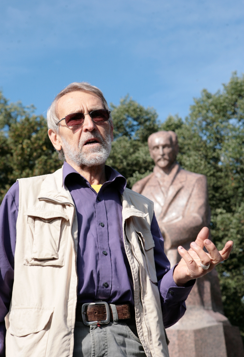 Pieminekļa veidotājs Aivars Gulbis piedalās diskusijā pie Raiņa pieminekļa Esplanādē par ekspertu paustajām bažām par iespējamo nodarīto kaitējumu granīta pulējumam tīrīšanas laikā.