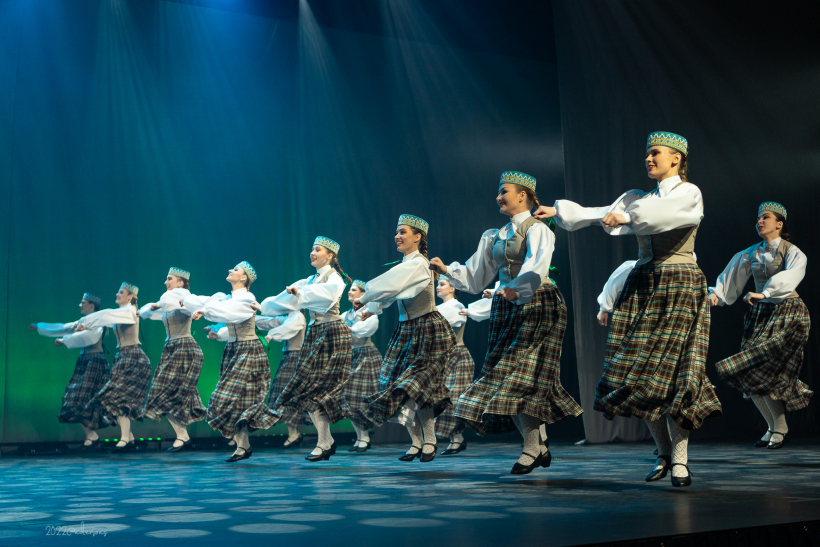 Latviešu skatuviskās dejas koncerts "Soļi rakstos".