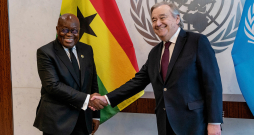 ANO ģenerālsekretārs Antonio Gutērrešs (no labās) sarokojas ar Ganas prezidentu Nanu Akufo-Addo.
