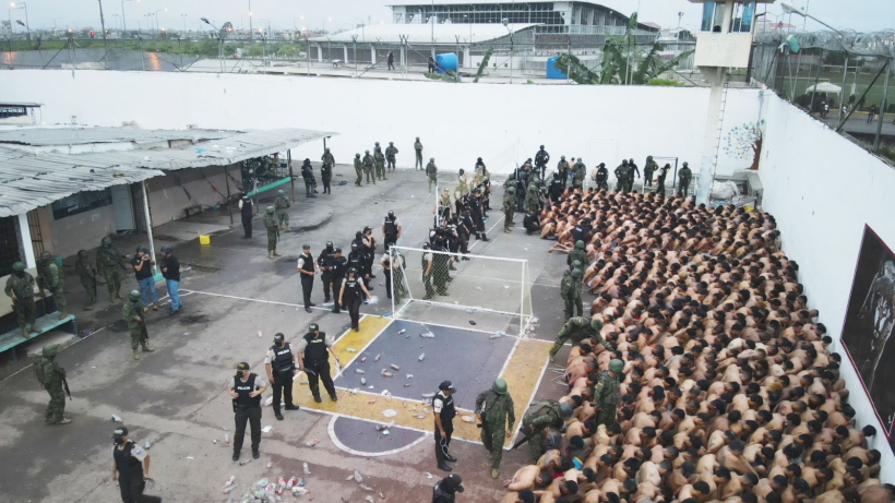 Ekvadoras drošības spēki atguvuši kontroli pār cietumiem.