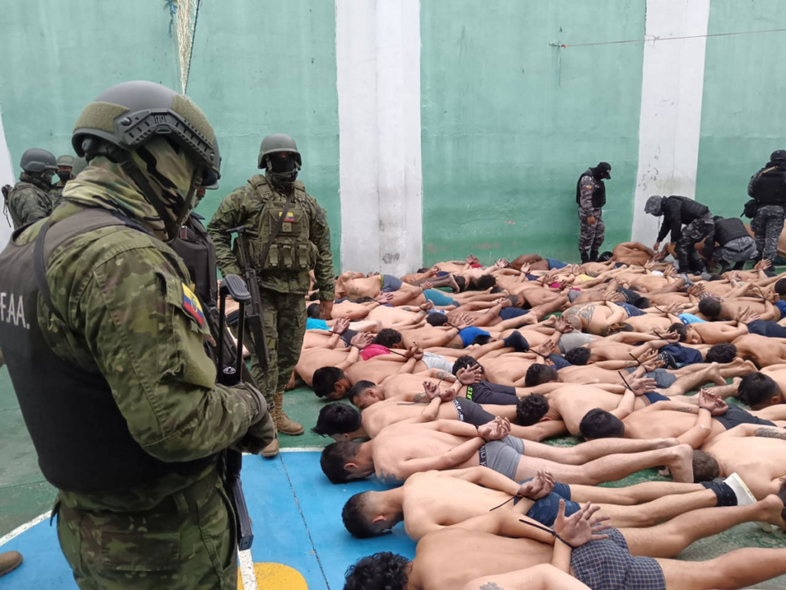 Ekvadoras drošības spēki atguvuši kontroli pār cietumiem.