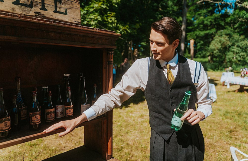 Anšlavu Eglīti filmā atveido aktieris Rihards Zelezņevs.