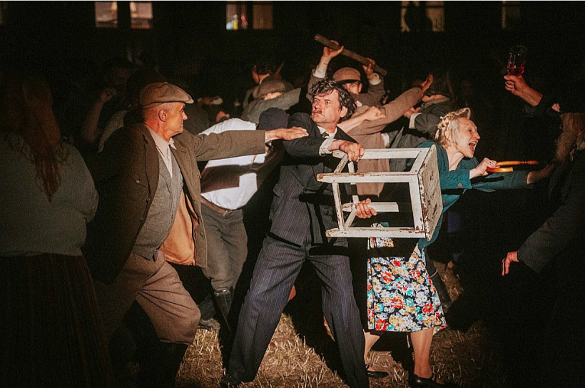 Nomnieku ģimene – Vilis Daudziņš un Guna Zariņa. Šajā filmas kadrā – izkaušanās zaļumballē.