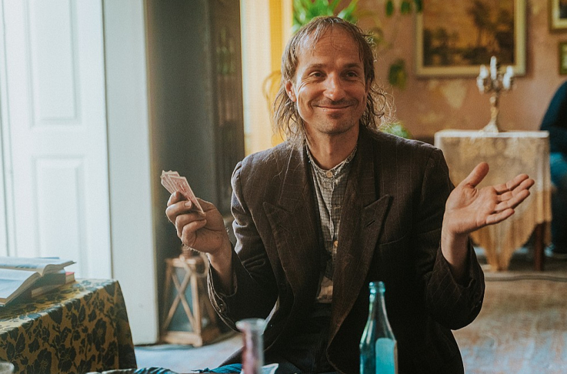 Muižas iemītnieka Arnīšā lomā – Kaspars Znotiņš.