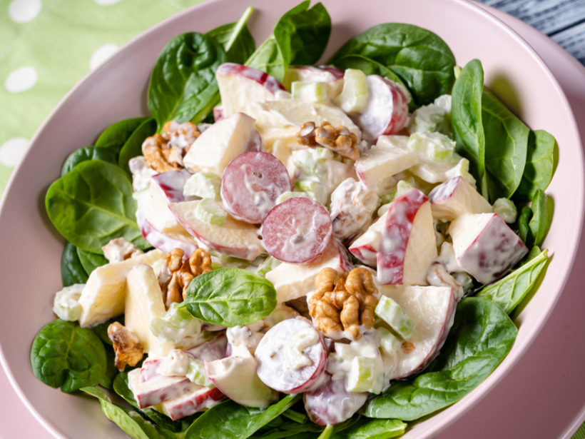 Ābolu salāti ar jogurta mērci