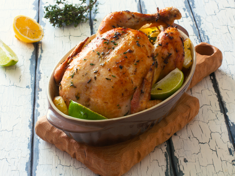 Ar āboliem pildīta vista.