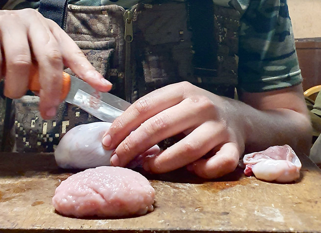 Ar asu nazi jāpārgriež baltā plēve.