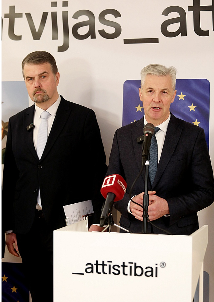 Partijas "Latvijas attīstībai" saraksta līderi Eiropas Parlamenta vēlēšanās – politikas zinātņu doktori Ivars Ijabs (no kreisās) un Artis Pabriks.