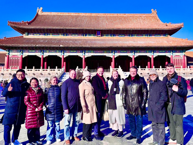 "Latvija pirmajā vietā" Saeimas deputāta un deputātu grupas sadarbībai ar Ķīnas parlamentu priekšsēdētāja Aināra Šlesera delegācijas kopbilde Ķīnā.