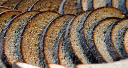 Latvijā saražotā rudzu maize aizpērn no februāra līdz novembrim tikusi cenota lētāk nekā ārpus Latvijas ražotā, taču jau pēc 2022. gada decembra tirgotāji Latvijā saražoto rudzu maizi cenojuši dārgāk nekā ārpus Latvijas ražoto. Tā secinājusi Konkurences padome.