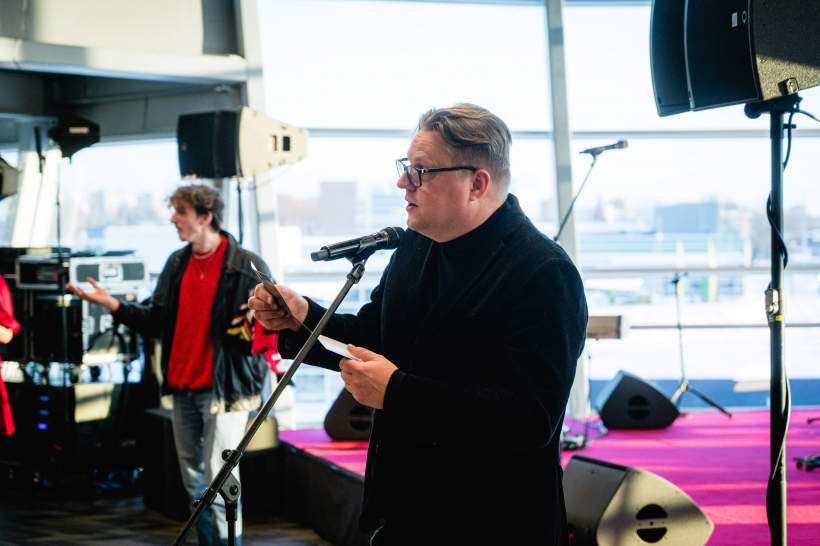 Žūrijas "Zelta mikrofons" priekšsēdētājs Jānis Žilde izziņo nominācijas kategorijā "Gada labākā dziesma".