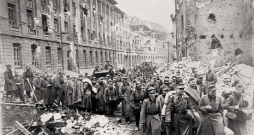 Berlīne 1945. gada maijs. Sagūstītos vācu armijas kareivjus ved uz padomju nometnēm.