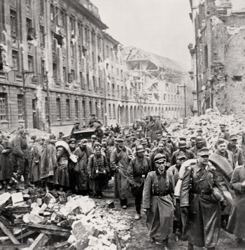 Berlīne 1945. gada maijs. Sagūstītos vācu armijas kareivjus ved uz padomju nometnēm.