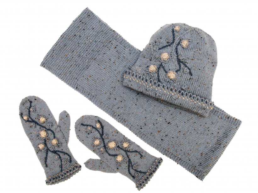 Adīts komplekts ar izšūtām rozītēm.