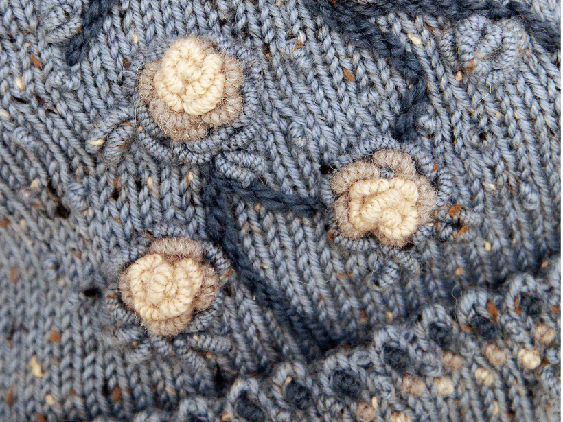 Izšuvumu tuvplāns.