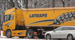 Kooperatīva "Latraps" kravas mašīna.