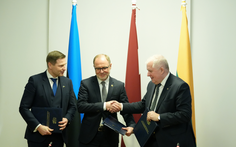 Latvijas, Lietuvas un Igaunijas aizsardzības ministri piektdien parakstīja vienošanos par Baltijas aizsardzības līnijas izveidi, lai stiprinātu Baltijas valstu un NATO austrumu robežu.