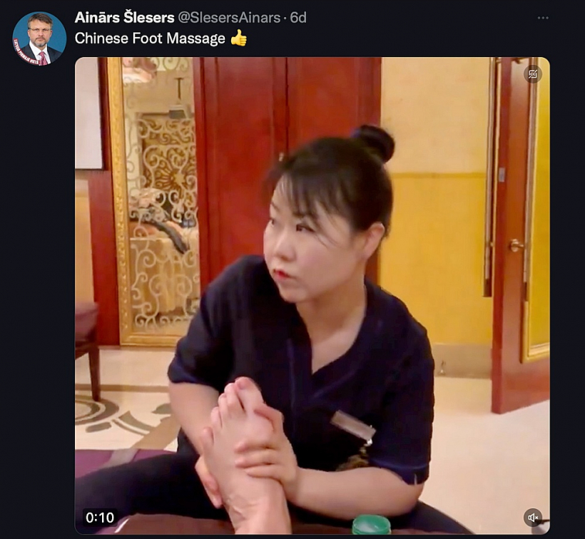 Šlesers un biedri Ķīnā izbauda pēdu masāžu.