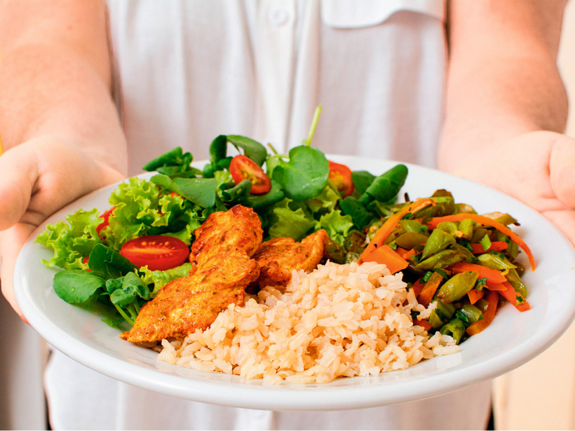 Veselīga uztura ieteikumus arī vizualizē, izmantojot šķīvja principus. Tas nozīmē, ka ikdienas maltītē pusi šķīvja aizņem dārzeņi un nedaudz augļu, ceturto daļu – olbaltumvielas (gaļa, zivs, piena produkti), bet atlikusī daļa atvēlēta saliktajiem ogļhidrātiem (pākšaugi, griķi, auzas, kartupeļi).