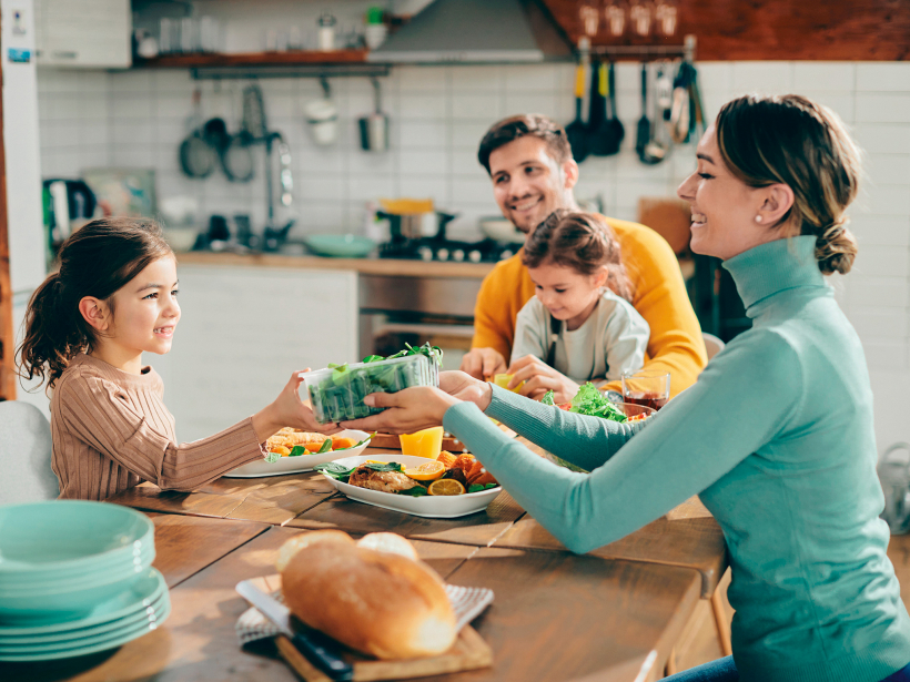 Dienā ieteicamas trīs pamatēdienreizes, starp tām var atļauties divas uzkodas.