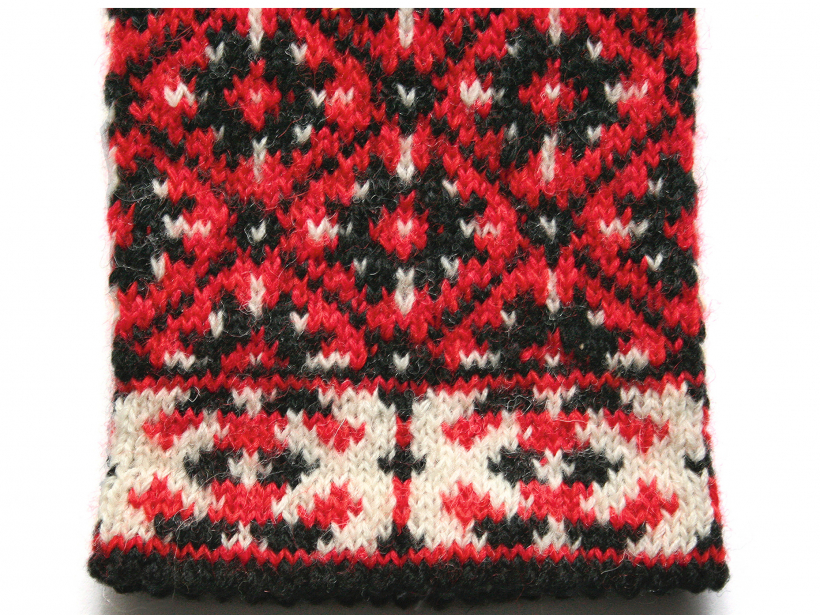 Valnītis ar robiņu uzmetumu un latvju zīmēm.