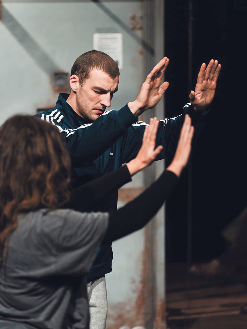 Nožēla un konkrēta vēlme izrauties no vides redzama Andrī (tēlu atveido aktieris Kārlis Artejevs).