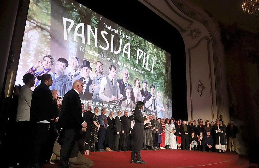 Daudzsēriju filmas "Pansija pilī" tapšanā piedalījušies aktieri no visiem Latvijas teātriem un vairāk nekā simts kino jomas profesionāļu, kuri arī tika sumināti pirmdienas vakarā uz "Splendid Palace" skatuves.